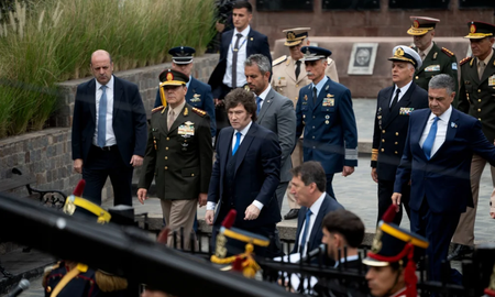 A 44 de Malvinas, el discurso del Presidente se centró en el reconocimiento a veteranos, el reclamo de soberanía y mencionó la situación salarial de las FFAA A 44 de Malvinas, el discurso del Presidente se centró en el reconocimiento a veteranos, el reclamo de soberanía y mencionó la situación salarial de las FFAA