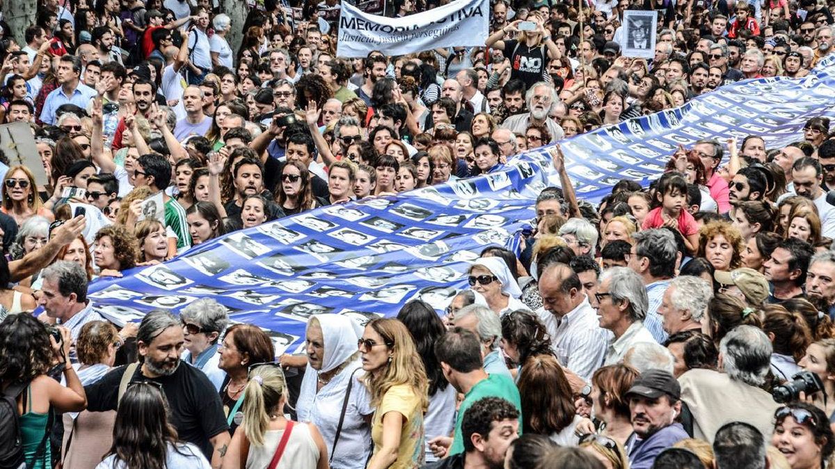 La consigna particular para este año será la de intervenir los barbijos con consignas como #NuncaMás #Son30Mil #DóndeEstán para usarlos durante la movilización.