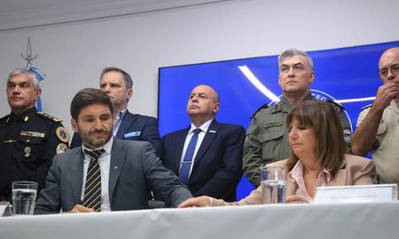 Patricia Bullrich llega a Rosario para evaluar el Plan Bandera en Santa Fe. Patricia Bullrich llega a Rosario para evaluar el Plan Bandera en Santa Fe.