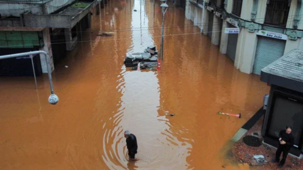 Aumentan a 66 los muertos por las lluvias en el sur de Brasil y más de 100 siguen desaparecidos. Aumentan a 66 los muertos por las lluvias en el sur de Brasil y más de 100 siguen desaparecidos.