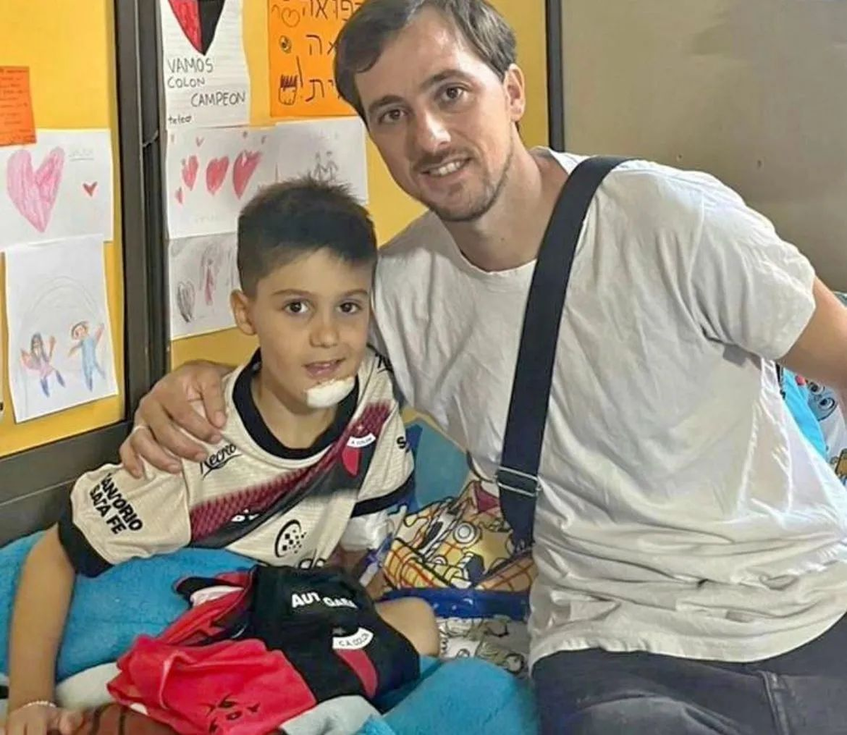 Christian Bernardi con Valentino, el niño accidentado en la cancha de Colón. Christian Bernardi con Valentino, el niño accidentado en la cancha de Colón.