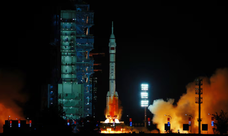 China envía un astronauta al espacio para un año en su camino a la Luna. China envía un astronauta al espacio para un año en su camino a la Luna.