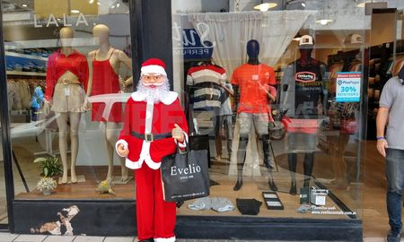 Una pareja intentó robar un Papá Noel de gran tamaño que adornaba la puerta de Evelia, un local de ropa femenina ubicado en Salta al 2.500. Una pareja intentó robar un Papá Noel de gran tamaño que adornaba la puerta de Evelia, un local de ropa femenina ubicado en Salta al 2.500.