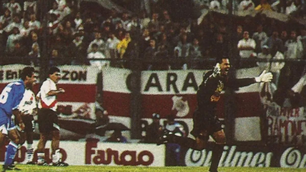 A este histórico tanto Chilavert lo convirtió en el arco que da a la avenida Álvarez Jonte –donde habitualmente se ubicaban los hinchas visitantes en el estadio José Amalfitani– y, a la fecha, nadie pudo repetirlo. A este histórico tanto Chilavert lo convirtió en el arco que da a la avenida Álvarez Jonte –donde habitualmente se ubicaban los hinchas visitantes en el estadio José Amalfitani– y, a la fecha, nadie pudo repetirlo.