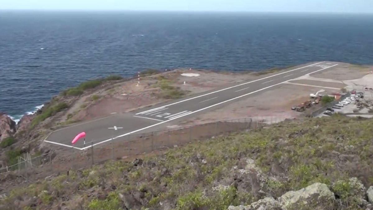 La orientación de la pista es 12-30 (sureste-noroeste), y está flanqueada por un lado por altas paredes rocosas de la montaña, y con profundos acantilados que caen al mar en ambas cabeceras. Asimismo, la presencia de fuertes y constantes vientos incrementan significativamente la dificultad para aterrizar o despegar desde la misma. La orientación de la pista es 12-30 (sureste-noroeste), y está flanqueada por un lado por altas paredes rocosas de la montaña, y con profundos acantilados que caen al mar en ambas cabeceras. Asimismo, la presencia de fuertes y constantes vientos incrementan significativamente la dificultad para aterrizar o despegar desde la misma.