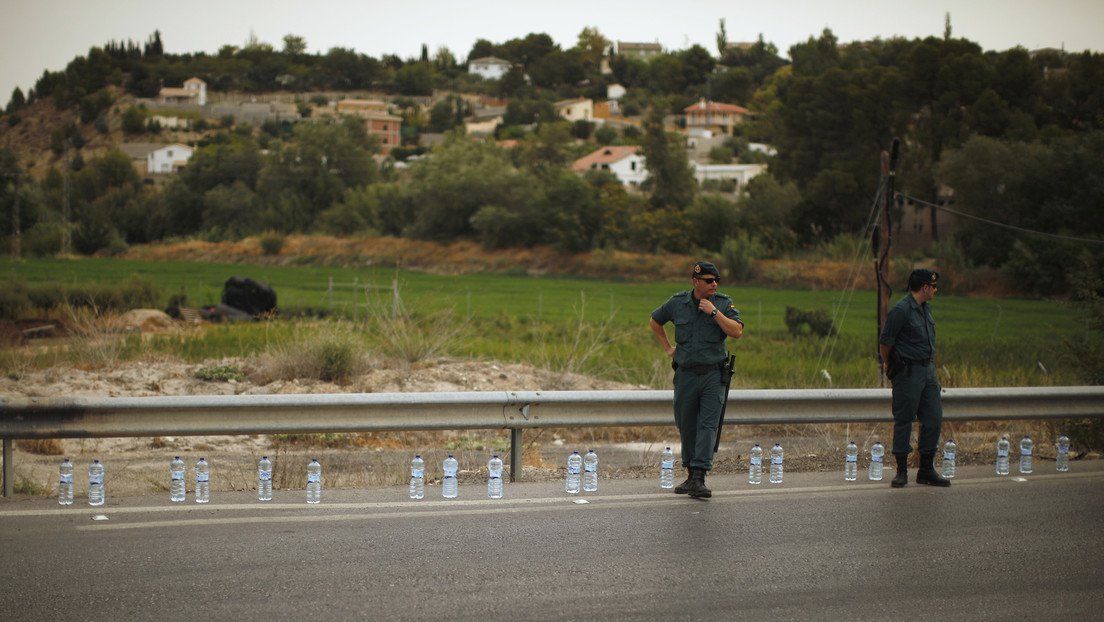 Los agentes policiales los detuvieron.