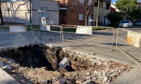 Vecinos de barrio Roma reclaman por un socavón de dos metros que ya generó accidentes de tránsito. Vecinos de barrio Roma reclaman por un socavón de dos metros que ya generó accidentes de tránsito.