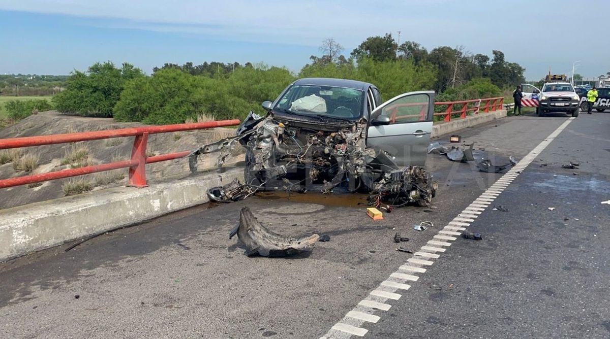 Así quedó el frente del coche siniestrado. De milagro no cayó a las aguas del río Salado. 