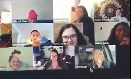 Hacia videollamada, no desactivó la cámara, fue al baño y la vieron todos Hacia videollamada, no desactivó la cámara, fue al baño y la vieron todos