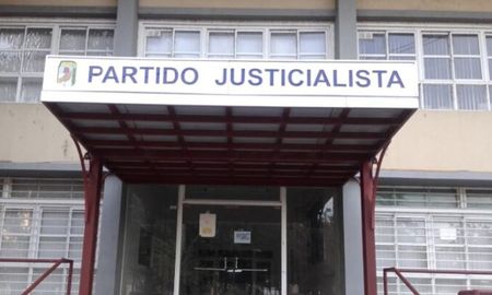 El sector liderado por Perotti requerían que se dé a conocer el mecanismo por el que el PJ conforma las listas de candidatos. El sector liderado por Perotti requerían que se dé a conocer el mecanismo por el que el PJ conforma las listas de candidatos.