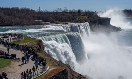 Una mujer y sus dos hijos cayeron a las cataratas del Niágara, en Estados Unidos Una mujer y sus dos hijos cayeron a las cataratas del Niágara, en Estados Unidos