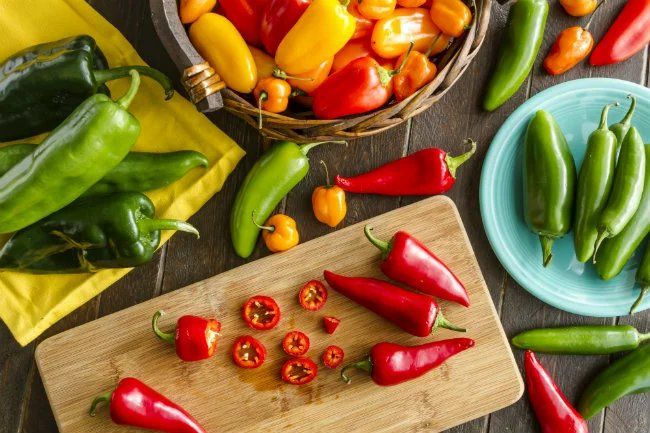 El chile tiene propiedades antiinflamatorias, antioxidantes y reguladoras de glucosa por la capsaicina, que es el compuesto que le da el sabor picante.