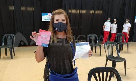 Marina Monserrat es la primera docente de la provincia de Santa Fe en recibir la vacuna contra el coronavirus. Marina Monserrat es la primera docente de la provincia de Santa Fe en recibir la vacuna contra el coronavirus.