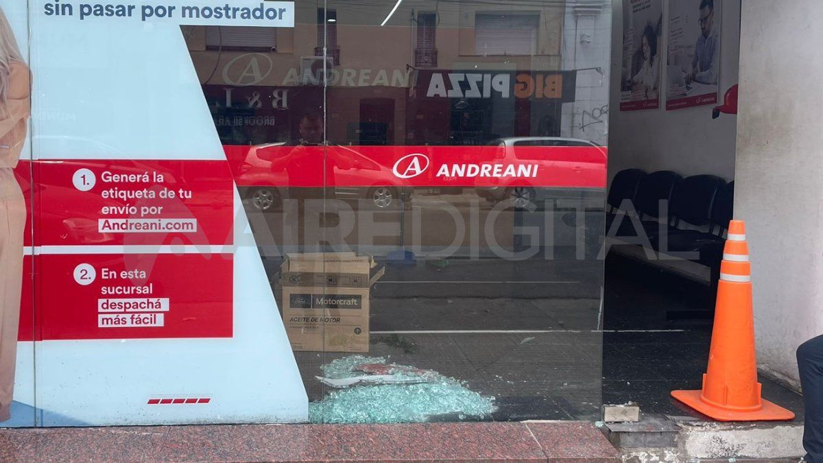 .Un cliente enojado destrozó la puerta cuando no pudo retirar un envío