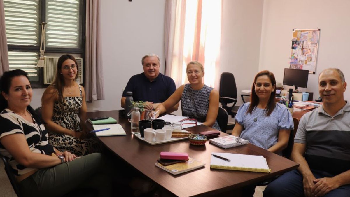 Reunión de los equipos de gestión de la Facultad de Filosofía y Humanidades, y del Instituto Castañeda. Reunión de los equipos de gestión de la Facultad de Filosofía y Humanidades, y del Instituto Castañeda.