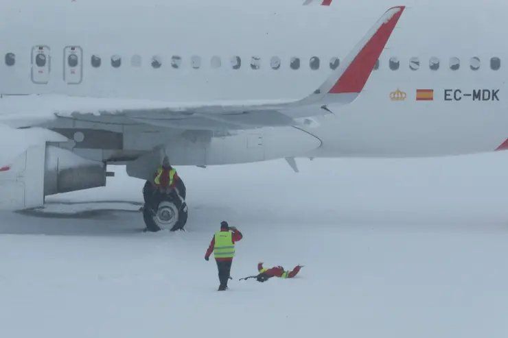 El aeropuerto de Barajas tuvo que suspender su actividad Fuente: Reuters - Crédito: Susana Vera