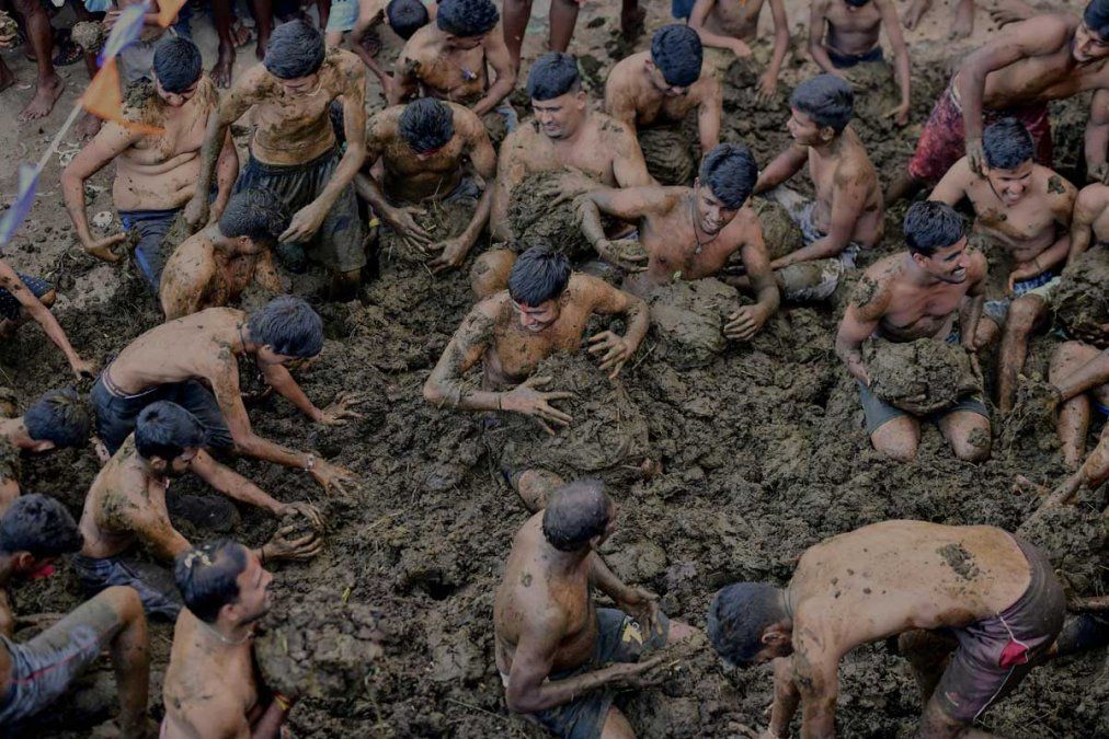 Una multitud participó de la tradicional batalla de bostas de vaca