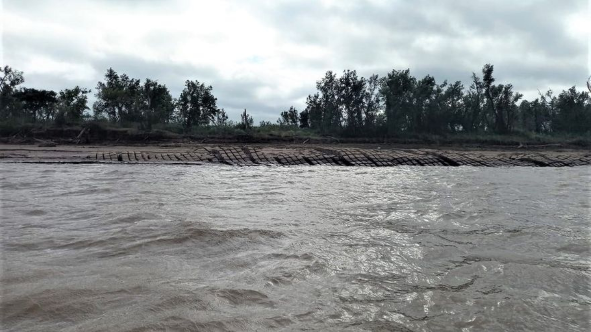 La malla protectora del túnel otra vez es visible en este tramo del río Paraná.