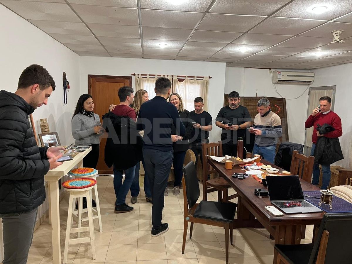 A las 8 de la mañana, la casa de Maximiliano Pullaro estaba llena de amigos que fueron a darle su apoyo, A las 8 de la mañana, la casa de Maximiliano Pullaro estaba llena de amigos que fueron a darle su apoyo,