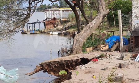 Este viernes se realizaron tareas de verificación y evaluación de la zona afectada por los derrumbes en la barranca del río Coronda que provocó la evacuación de 11 familias Este viernes se realizaron tareas de verificación y evaluación de la zona afectada por los derrumbes en la barranca del río Coronda que provocó la evacuación de 11 familias