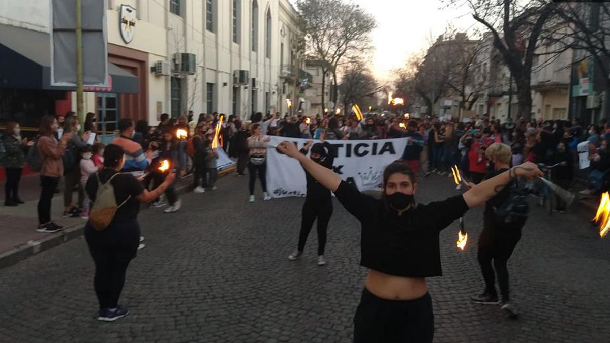 Cuando trascendió el posible abuso se organizaron marchas frente al colegio en reclamo de justicia