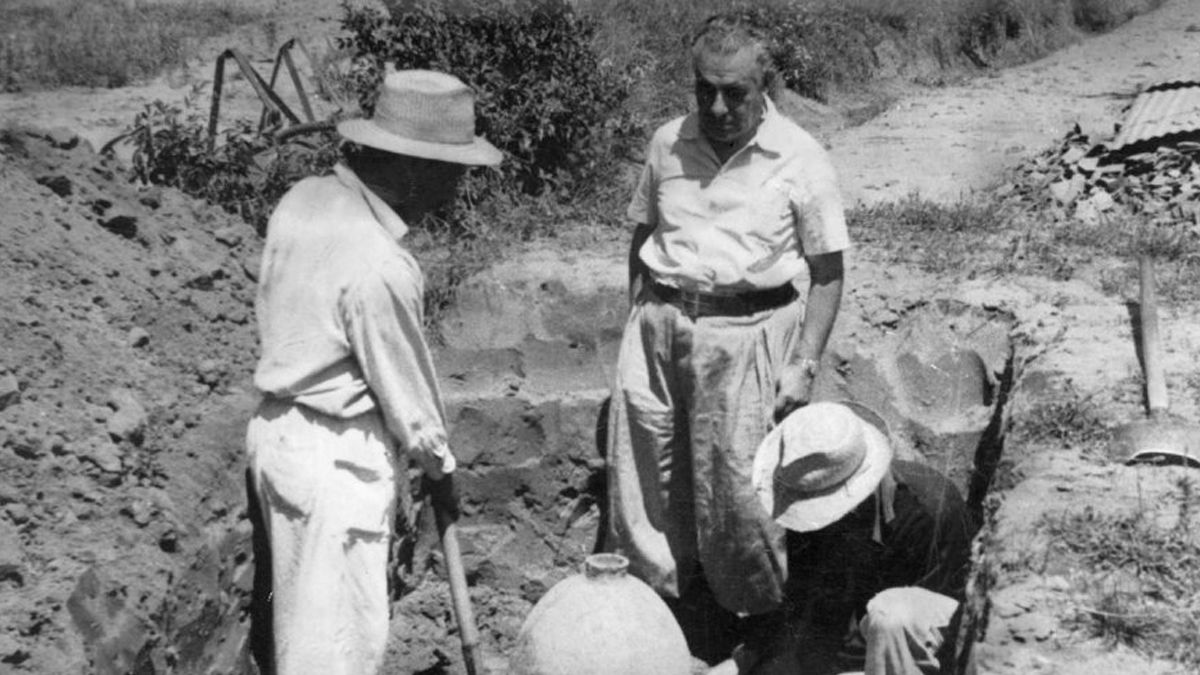 Agustín Zapata Gollán, en las ruinas de Santa Fe La Vieja.jpg