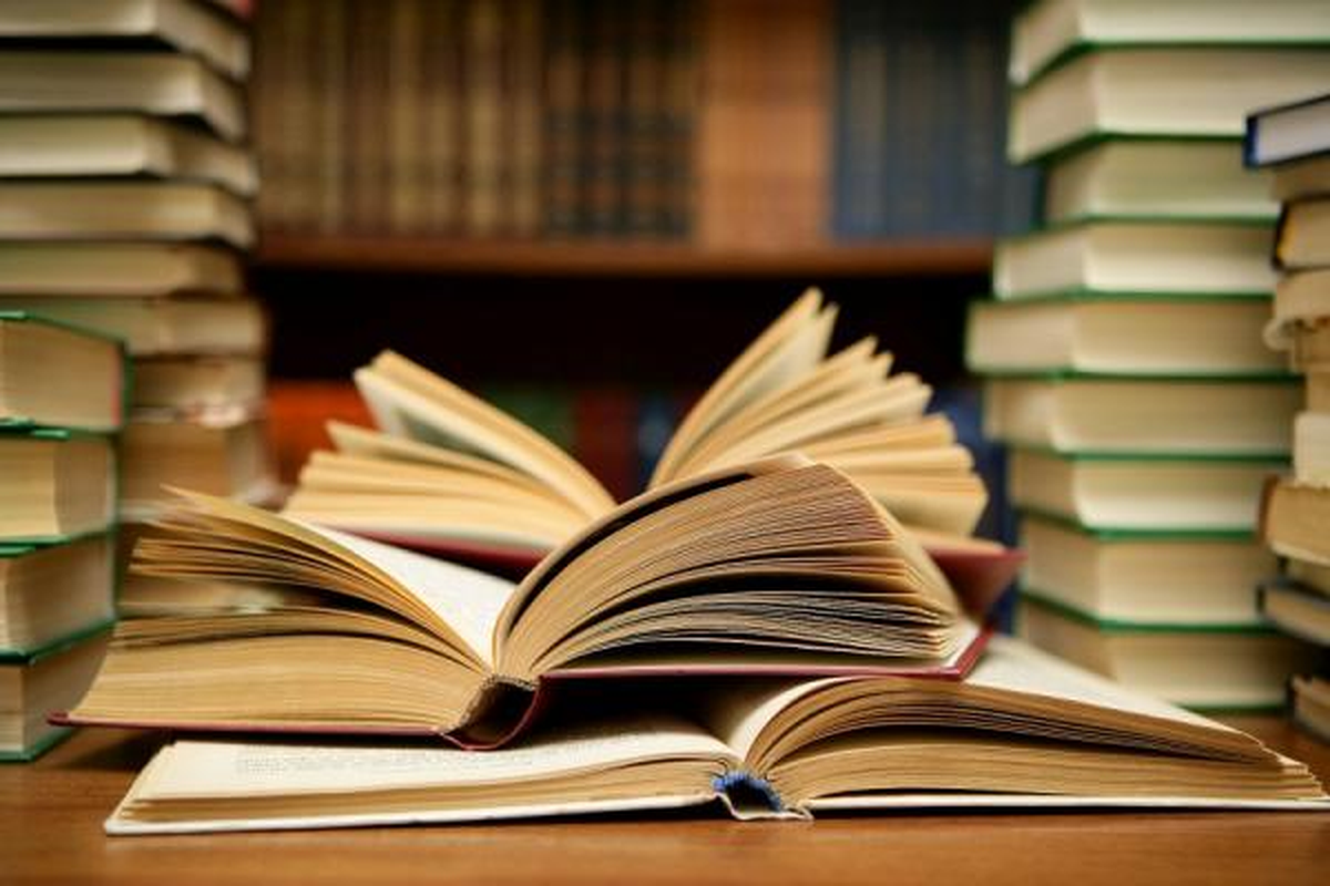 The New York Times presentó su lista de los mejores 100 libros en lo que va del siglo XXI. The New York Times presentó su lista de los mejores 100 libros en lo que va del siglo XXI.