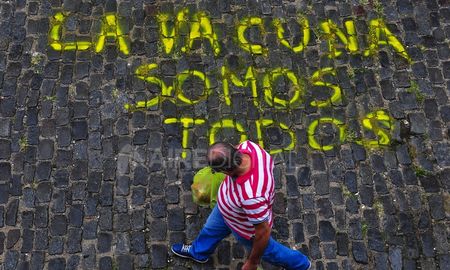 El discurso de la necesidad de cuidarnos entre todos tensiona con el individualismo y la ficción de que una pandemia alguien se salva solo. El discurso de la necesidad de cuidarnos entre todos tensiona con el individualismo y la ficción de que una pandemia alguien se salva solo.