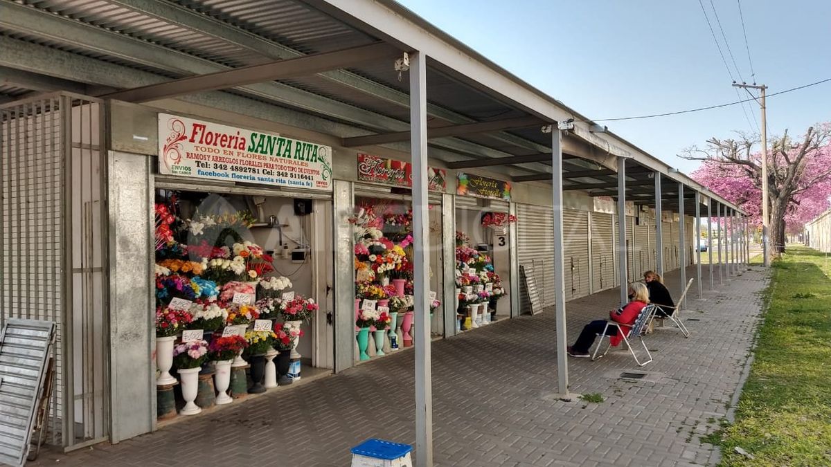 Quedaron sólo cuatro puestos de flores en el Cementerio municipal