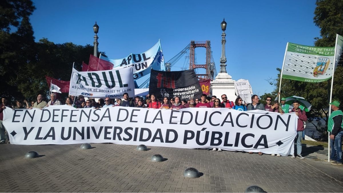 La concentración comenzó en la bajada del Puente Colgante minutos antes de las 16. La concentración comenzó en la bajada del Puente Colgante minutos antes de las 16.