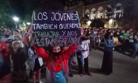 El sábado por la noche hubo una manfiestación en Casa Gris, ante los reiternados ataques de motochorros en la ciudad de Santa Fe. El sábado por la noche hubo una manfiestación en Casa Gris, ante los reiternados ataques de motochorros en la ciudad de Santa Fe.