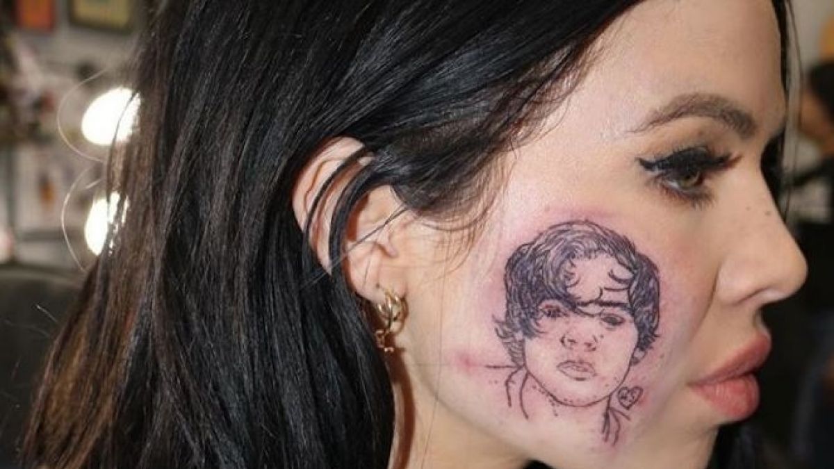 El tatuaje de Harry Styles en el rostro de cantante no era real