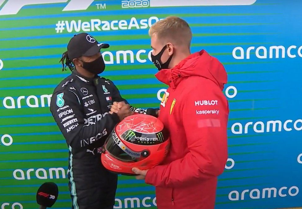 El domingo 11 de octubre pasado, Lewis Hamilton (Mercedes) ganó el GP de Eifel, en Nürburgring, e igualó el récord de triunfos en la máxima categoría (91) que, hasta ese momento, estaba en poder de Michael Schumacher. En una muy emotiva premiación, Mick le entregó al británico el casco que su padre utilizó cuando era piloto de la escudería alemana.
