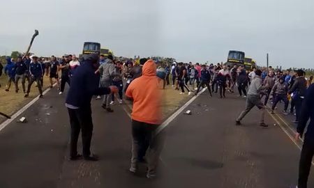 Barrabravas de Talleres de Córdoba se enfrentaron con manifestantes sobre la ruta 11 a la altura de Tacuarendí. Barrabravas de Talleres de Córdoba se enfrentaron con manifestantes sobre la ruta 11 a la altura de Tacuarendí.