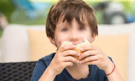 Le compró una “cajita feliz” a su hijo y lo dejó comiendo solo para ir al casino