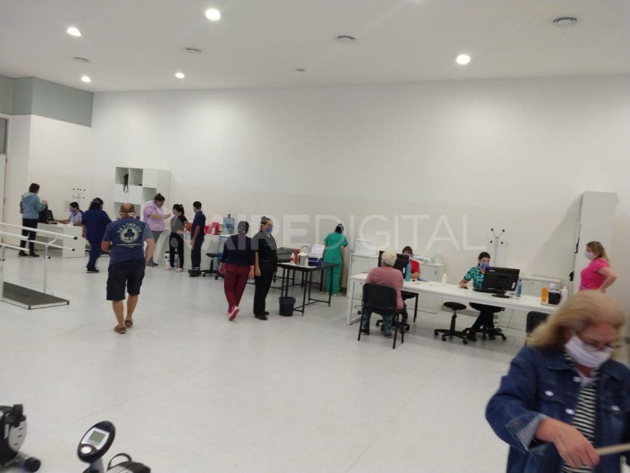 En diálogo con Luis Mino en Aire de Santa Fe, el director de Gestión Institucional del Cemafe, Sebastián Calvet explicó que “estamos en el pico de casos y recién en algunas semanas llegaremos a la esperada meseta. Mientras tanto, la idea es que todos los efectores públicos podamos sumar camas para descomprimir a los hospitales Cullen e Iturraspe”.