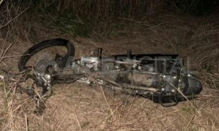 El trágico accidente entre una moto y un auto ocurrió este domingo alrededor de las 19:45 en jurisdicción de la localidad de Nelson. Foto: El Esperancino. El trágico accidente entre una moto y un auto ocurrió este domingo alrededor de las 19:45 en jurisdicción de la localidad de Nelson. Foto: El Esperancino.