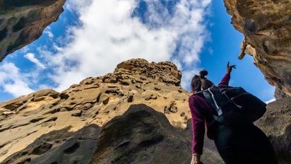 Escapada entre volcanes y dinosaurios, en un pueblo de Mendoza que parece sacado de otro planeta