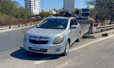 Le estaba dando un ataque epiléptico dijo Abel, el hombre que asistió a un señor de 70 años que se accidentó en el Viaducto Oroño. Le estaba dando un ataque epiléptico dijo Abel, el hombre que asistió a un señor de 70 años que se accidentó en el Viaducto Oroño.