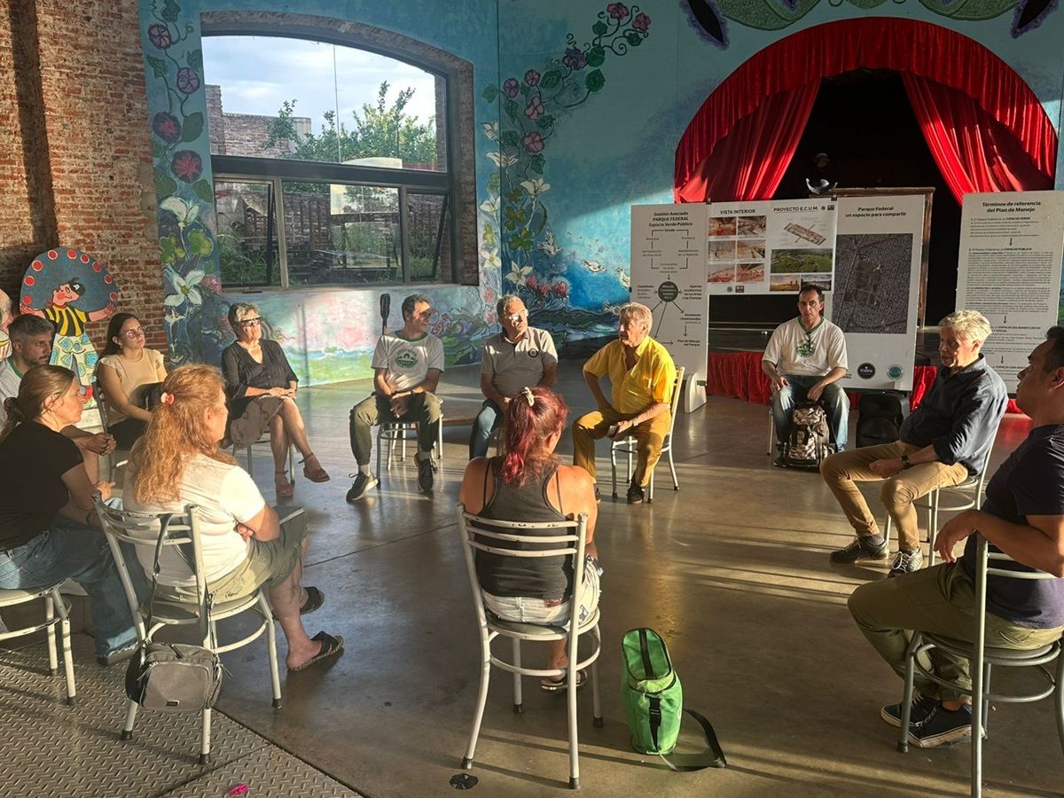 Integrantes de la Asociación Parque Federal y docentes de la UNL presentaron el proyecto en La Redonda.