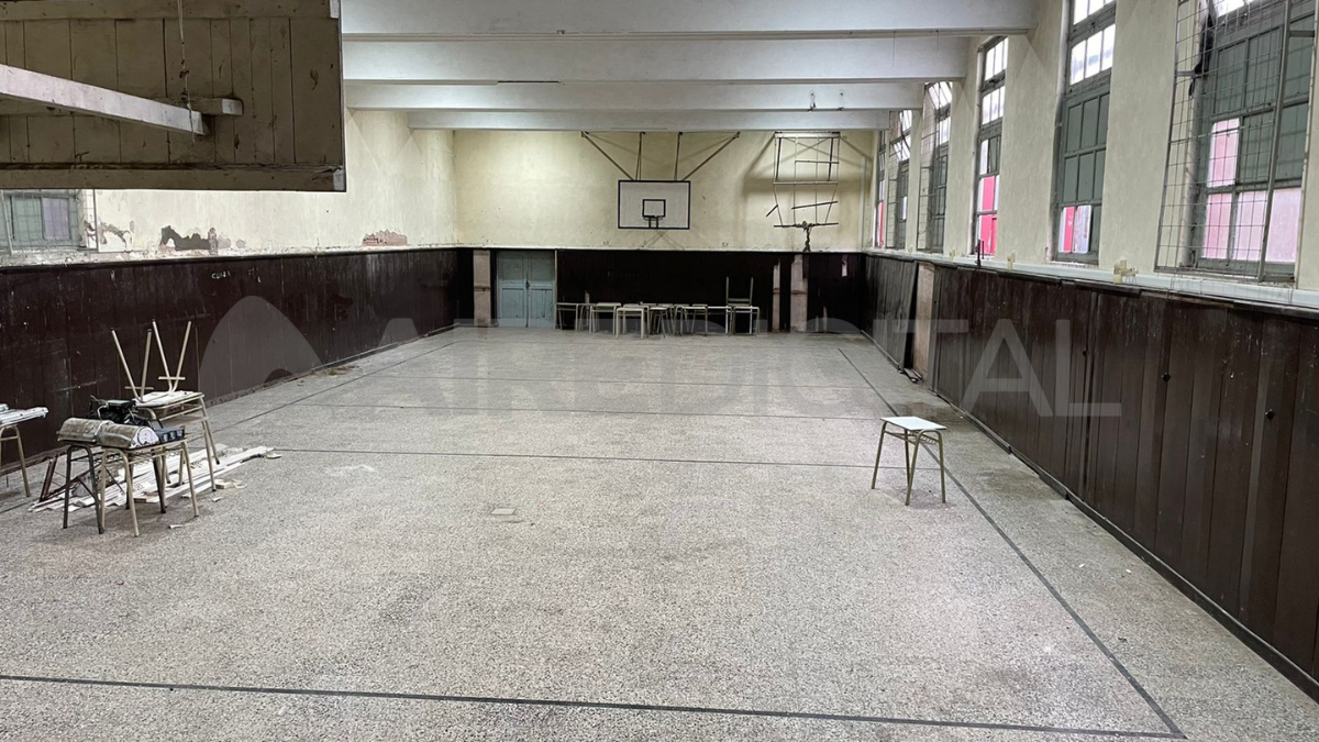 La escuela cuenta con nivel secundario tanto en el turno como diurno y con nivel superior. 