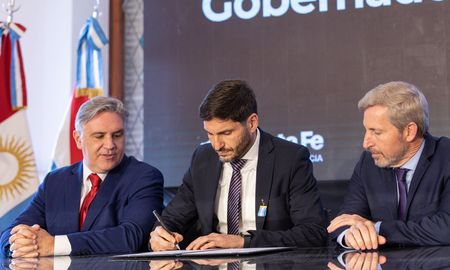 Los gobernadores Pullaro, Frigerio y Llaryora se reunieron este jueves en la ciudad de Santa Fe y firmaron un documento exigiendo soluciones a la problemática de financiamiento de los déficits previsionales. Los gobernadores Pullaro, Frigerio y Llaryora se reunieron este jueves en la ciudad de Santa Fe y firmaron un documento exigiendo soluciones a la problemática de financiamiento de los déficits previsionales.