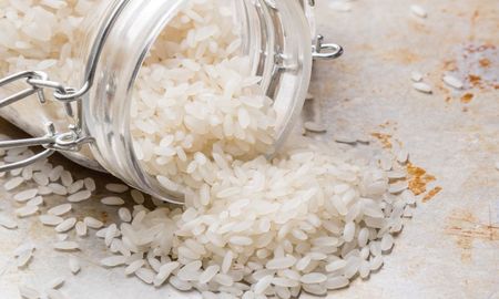 El arroz y detergente es ideal para limpiar frascos, botellas y jarrones. El arroz y detergente es ideal para limpiar frascos, botellas y jarrones.