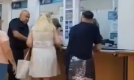 Fue a pagar una boleta y estalló de furia. Fue a pagar una boleta y estalló de furia.