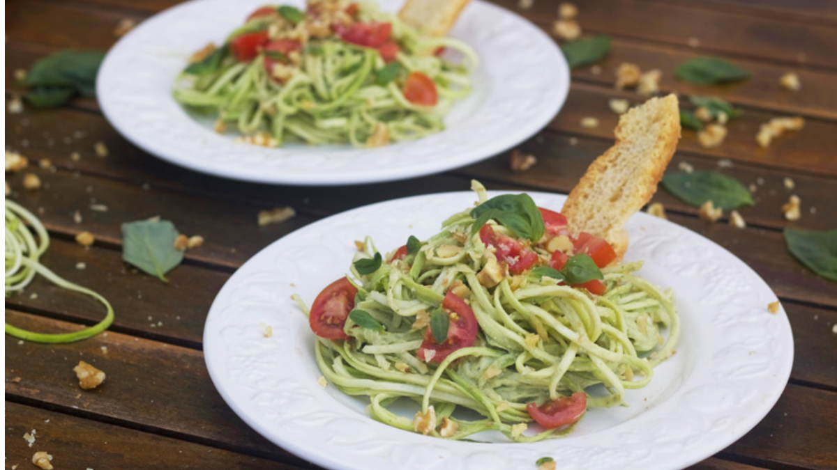 Receta de fideos de calabacín y crema de palta.