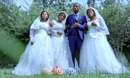Un hombre se casó con hermanas trillizas para mantener la familia unida Un hombre se casó con hermanas trillizas para mantener la familia unida