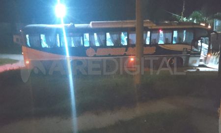 Accidente en Sauce Viejo: chocaron un auto y una moto. Se cayó un colectivo en las calles interna Accidente en Sauce Viejo: chocaron un auto y una moto. Se cayó un colectivo en las calles interna