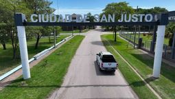 altText(Accidente en San Justo: un hombre está grave tras volcar su camioneta en un camino rural)}