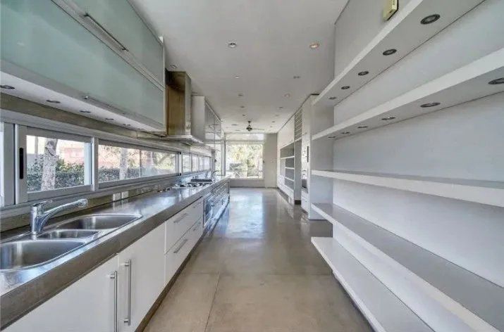 Así es la mansión que se disputan Maxi y Wanda en un barrio privado de Buenos Aires.