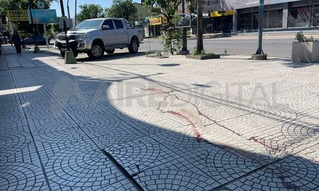 Un reguero de sangre cubrió la vereda de avenida 7 de Marzo tras el ataque a balazos. Un reguero de sangre cubrió la vereda de avenida 7 de Marzo tras el ataque a balazos.